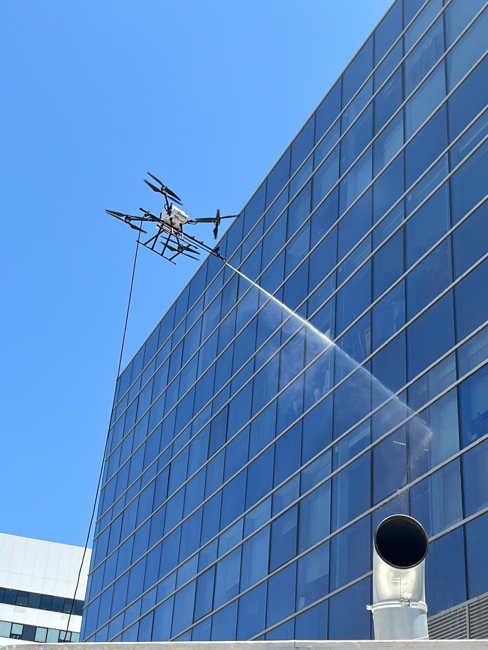 רחפן שוטף חלונות מסך בבניין משרדים