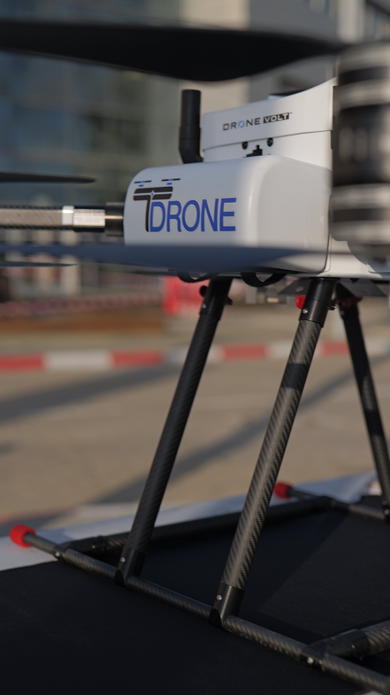 רחפן עם לוגו TDRONE